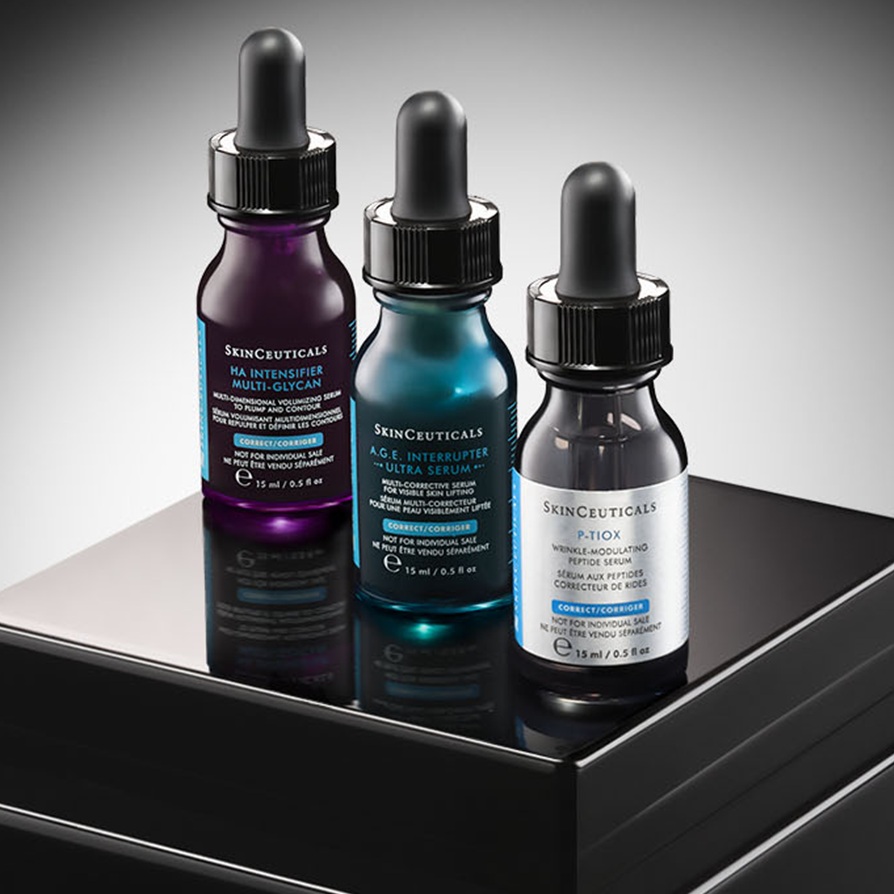 Zwei Hautpflegeprodukte von SkinCeuticals: C E Ferulic und HA Intensifier auf schwarzem Hintergrund.